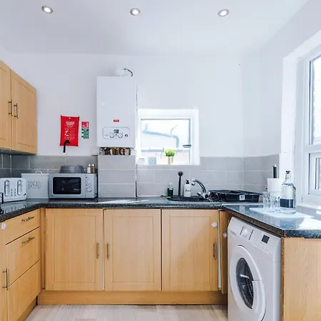 4Br Home, Sleeps 7, Free Parking, Ideal For Groups & Contractors *