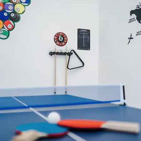 Apartment Game Room, Free Parking, Spacious 4 Bedroom In Salford Manchester