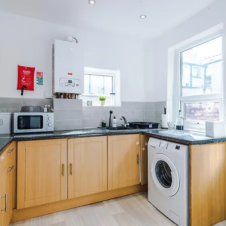 4Br Home, Sleeps 7, Free Parking, Ideal For Groups & Contractors * Manchester