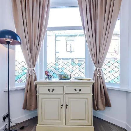 Daire 4Br Home, Sleeps 7, Free Parking, Ideal For Groups & Contractors *