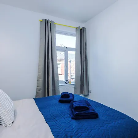 4Br Home, Sleeps 7, Free Parking, Ideal For Groups & Contractors Daire Manchester