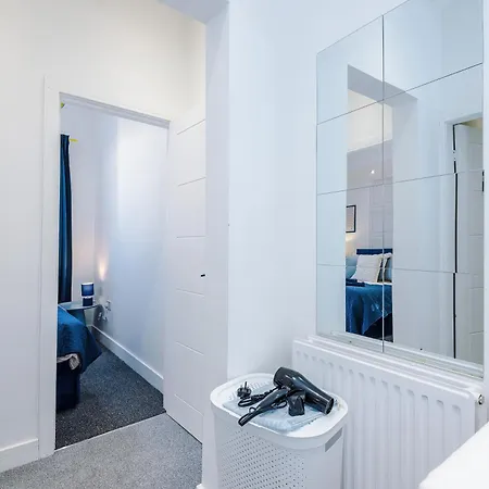 Incredible 4bedroom In Salford, Game Room, Free Parking, Smart Tv