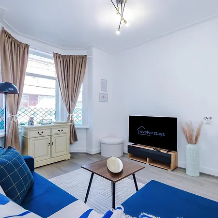 4Br Home, Sleeps 7, Free Parking, Ideal For Groups & Contractors Daire Manchester