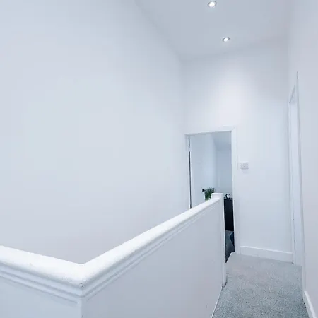 Daire 4Br Home, Sleeps 7, Free Parking, Ideal For Groups & Contractors *