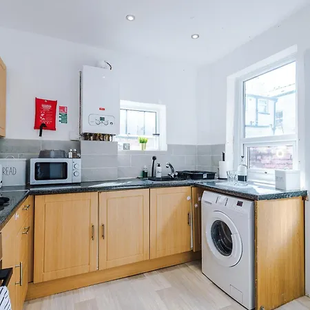 Incredible 4bedroom In Salford, Game Room, Free Parking, Smart Tv Апартаменты