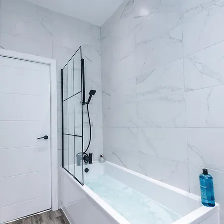 Incredible 4bedroom In Salford, Game Room, Free Parking, Smart Tv Апартаменты *