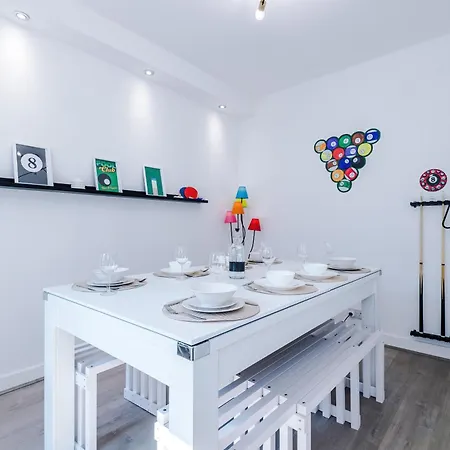 Апартаменты Incredible 4bedroom In Salford, Game Room, Free Parking, Smart Tv *