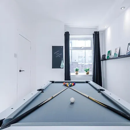 Incredible 4bedroom In Salford, Game Room, Free Parking, Smart Tv Manchester