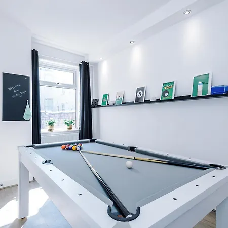 Incredible 4bedroom In Salford, Game Room, Free Parking, Smart Tv