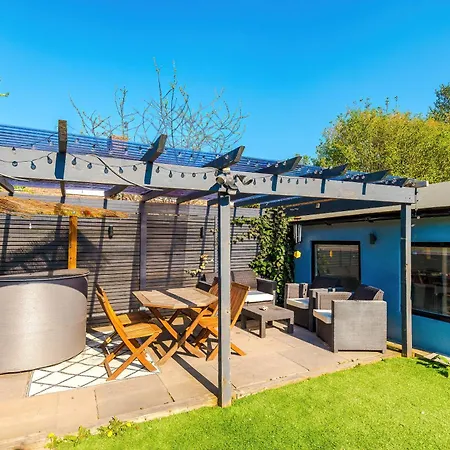 Apartment Stunning 3 Bedroom In Stretford, Game Room, Summer House, Smart Tv, Driveway *