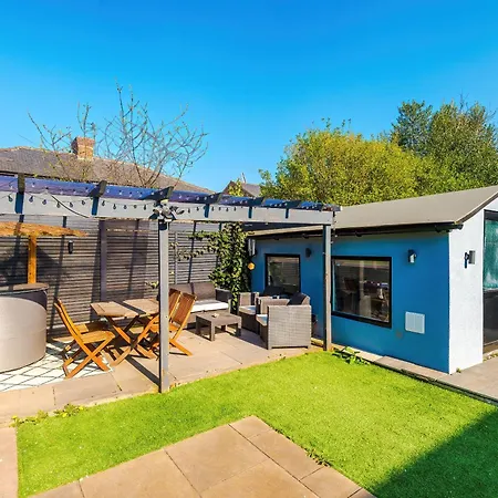 Apartment Stunning 3 Bedroom In Stretford, Game Room, Summer House, Smart Tv, Driveway Manchester