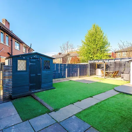 Stunning 3 Bedroom In Stretford, Game Room, Summer House, Smart Tv, Driveway Apartment