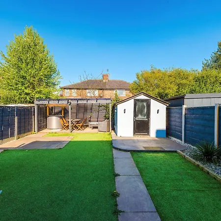 Stunning 3 Bedroom In Stretford, Game Room, Summer House, Smart Tv, Driveway Apartment *