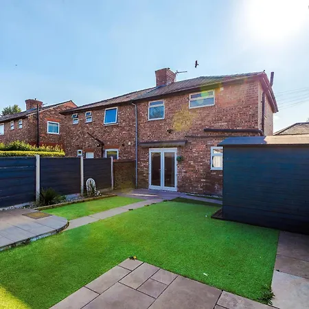 Stunning 3 Bedroom In Stretford, Game Room, Summer House, Smart Tv, Driveway マンチェスター