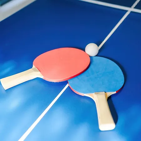 Stunning 3 Bedroom In Stretford, Game Room, Summer House, Smart Tv, Driveway Apartment *