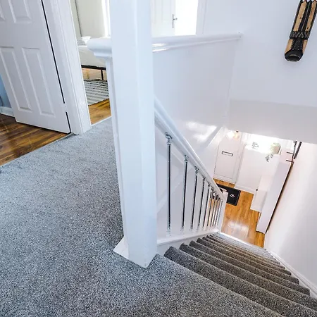 Apartment Stunning 3 Bedroom In Stretford, Game Room, Summer House, Smart Tv, Driveway *