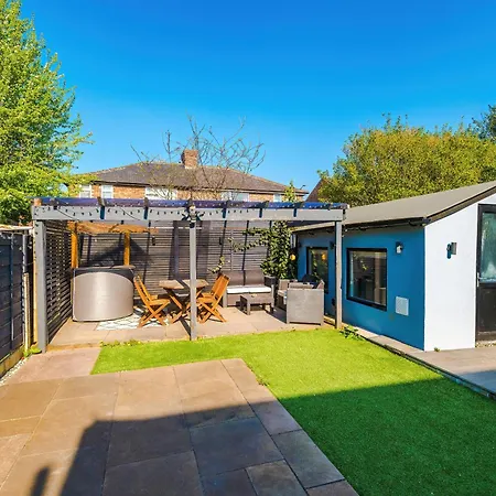 Stunning 3 Bedroom In Stretford, Game Room, Summer House, Smart Tv, Driveway * Manchester