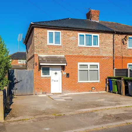 Apartment Stunning 3 Bedroom In Stretford, Game Room, Summer House, Smart Tv, Driveway