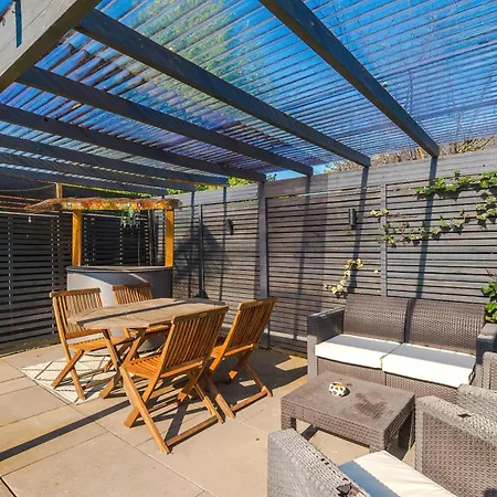 Stunning 3 Bedroom In Stretford, Game Room, Summer House, Smart Tv, Driveway Apartment *
