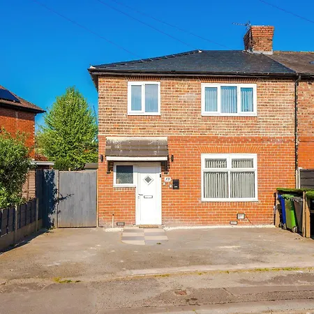 Apartment Stunning 3 Bedroom In Stretford, Game Room, Summer House, Smart Tv, Driveway *