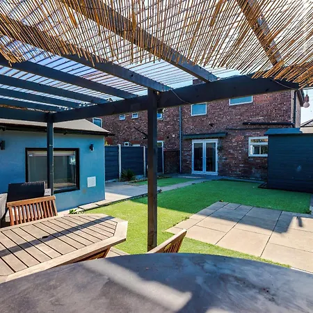 Stunning 3 Bedroom In Stretford, Game Room, Summer House, Smart Tv, Driveway * Manchester