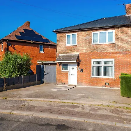 Apartment Stunning 3 Bedroom In Stretford, Game Room, Summer House, Smart Tv, Driveway