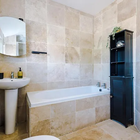 Stunning 3 Bedroom In Stretford, Game Room, Summer House, Smart Tv, Driveway Apartment