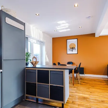 Stunning 3 Bedroom In Stretford, Game Room, Summer House, Smart Tv, Driveway Manchester