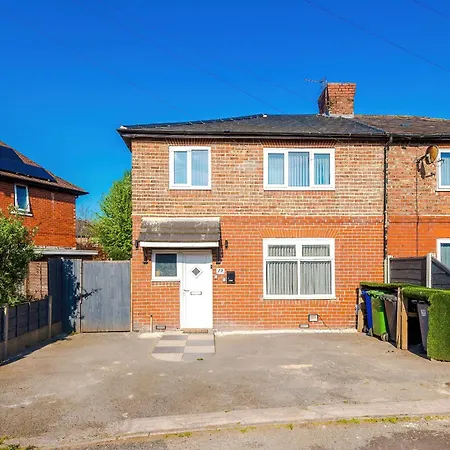 Stunning 3 Bedroom In Stretford, Game Room, Summer House, Smart Tv, Driveway * Manchester