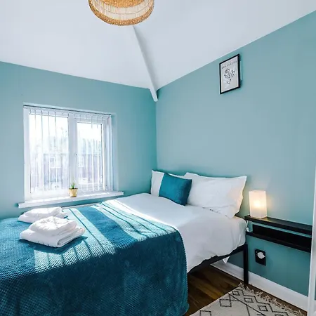 Stunning 3 Bedroom In Stretford, Game Room, Summer House, Smart Tv, Driveway