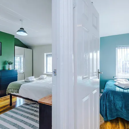 아파트 Stunning 3 Bedroom In Stretford, Game Room, Summer House, Smart Tv, Driveway