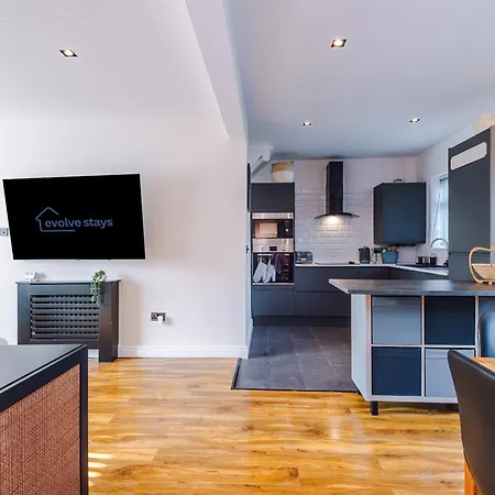 Stunning 3 Bedroom In Stretford, Game Room, Summer House, Smart Tv, Driveway Apartment *