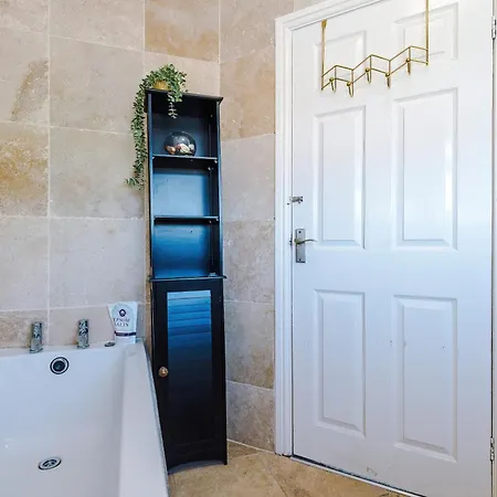 Apartment Stunning 3 Bedroom In Stretford, Game Room, Summer House, Smart Tv, Driveway *