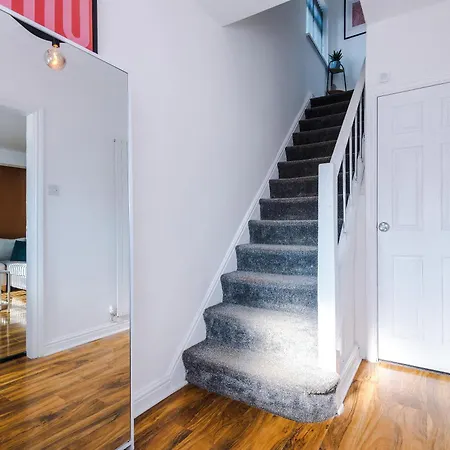 Stunning 3 Bedroom In Stretford, Game Room, Summer House, Smart Tv, Driveway Apartment Manchester