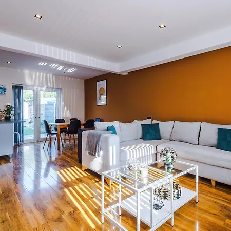 아파트 Stunning 3 Bedroom In Stretford, Game Room, Summer House, Smart Tv, Driveway 맨체스터