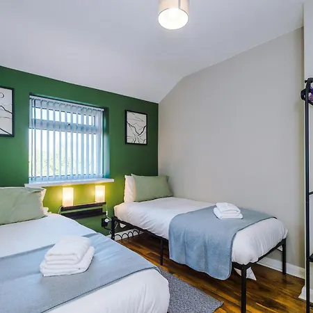 Stunning 3 Bedroom In Stretford, Game Room, Summer House, Smart Tv, Driveway * Manchester