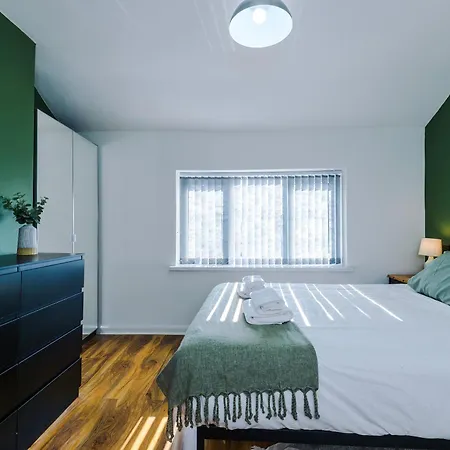 Stunning 3 Bedroom In Stretford, Game Room, Summer House, Smart Tv, Driveway Apartment