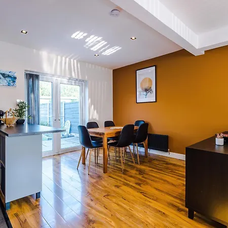 Stunning 3 Bedroom In Stretford, Game Room, Summer House, Smart Tv, Driveway Apartment *