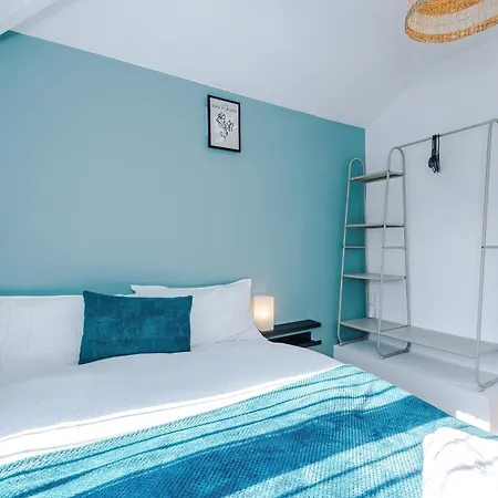 Stunning 3 Bedroom In Stretford, Game Room, Summer House, Smart Tv, Driveway Apartment Manchester