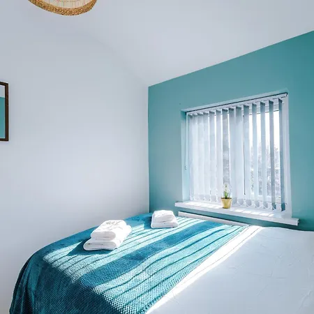 Stunning 3 Bedroom In Stretford, Game Room, Summer House, Smart Tv, Driveway * Manchester