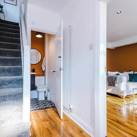 Stunning 3 Bedroom In Stretford, Game Room, Summer House, Smart Tv, Driveway Apartment