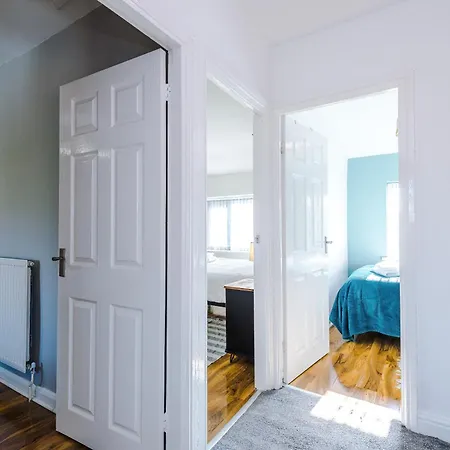Stunning 3 Bedroom In Stretford, Game Room, Summer House, Smart Tv, Driveway Apartment *