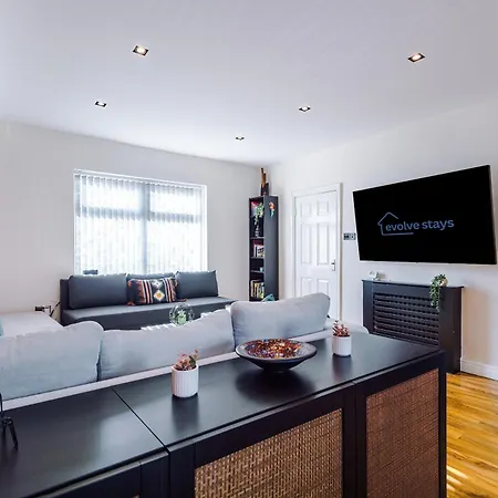 Apartment Stunning 3 Bedroom In Stretford, Game Room, Summer House, Smart Tv, Driveway *
