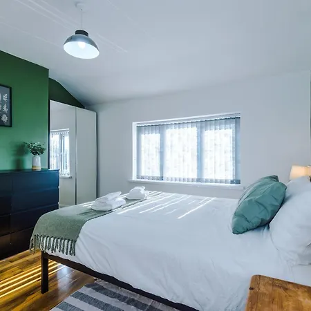 Stunning 3 Bedroom In Stretford, Game Room, Summer House, Smart Tv, Driveway * Manchester