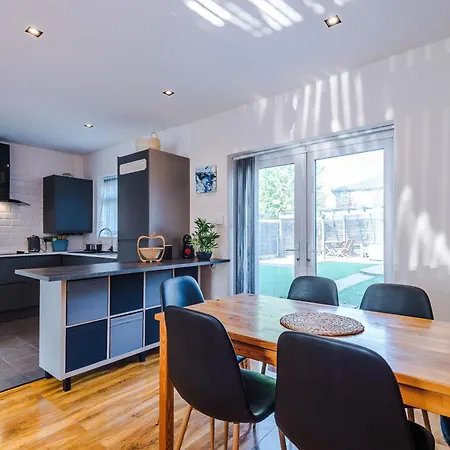 Stunning 3 Bedroom In Stretford, Game Room, Summer House, Smart Tv, Driveway Apartment