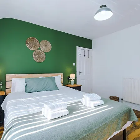 Apartment Stunning 3 Bedroom In Stretford, Game Room, Summer House, Smart Tv, Driveway