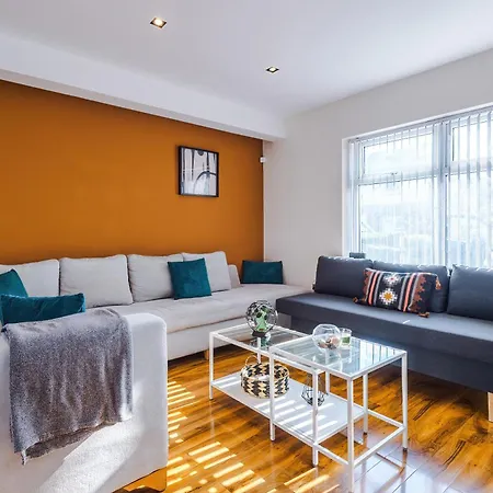 Stunning 3 Bedroom In Stretford, Game Room, Summer House, Smart Tv, Driveway Apartment Manchester