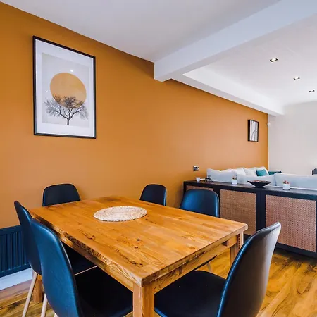 Apartment Stunning 3 Bedroom In Stretford, Game Room, Summer House, Smart Tv, Driveway