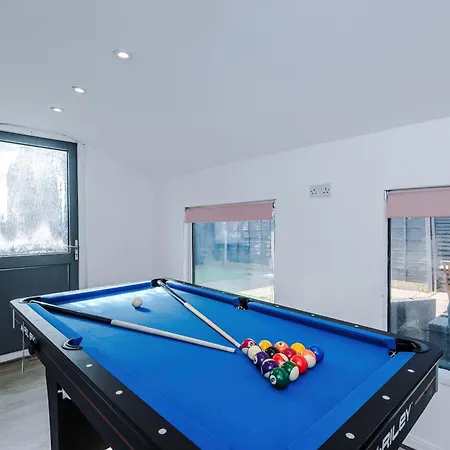 Stunning 3 Bedroom In Stretford, Game Room, Summer House, Smart Tv, Driveway Apartment *