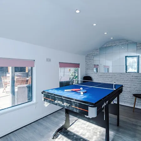 Stunning 3 Bedroom In Stretford, Game Room, Summer House, Smart Tv, Driveway Apartment Manchester